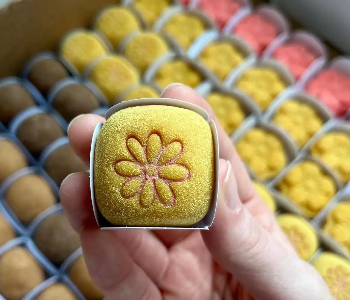 Brigadeiro de Ninho com formato de flor e corante