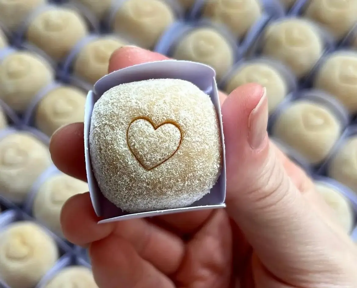 Brigadeiro de Ninho com formato de flor e corante